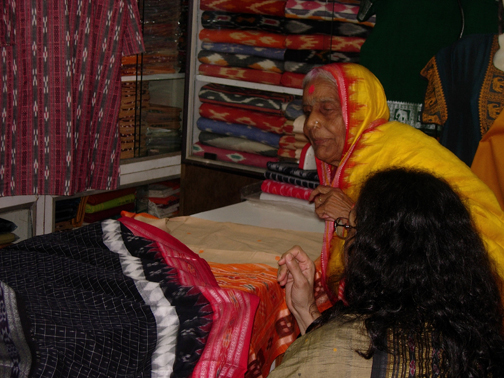 Sashimani Mahari talking with Chapala Mishra in Puri, Orissa, 2004.