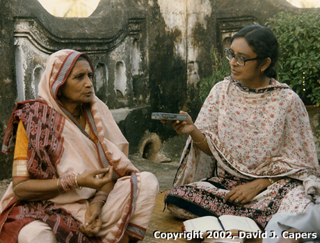 Dungri Mahari talking to Ratna